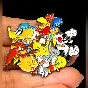 large Looney tunes  cast TV cartoon series pin/brooch-lapel
